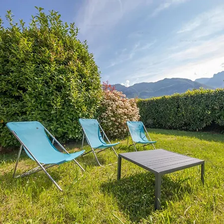 Villa Savoielac - D'annecy - - Bord De : Poisson Rouge